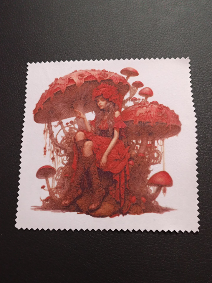 Lingette microfibre carrée à bords dentelés avec dessin d'une jeune femme sous de grands champignons rouges