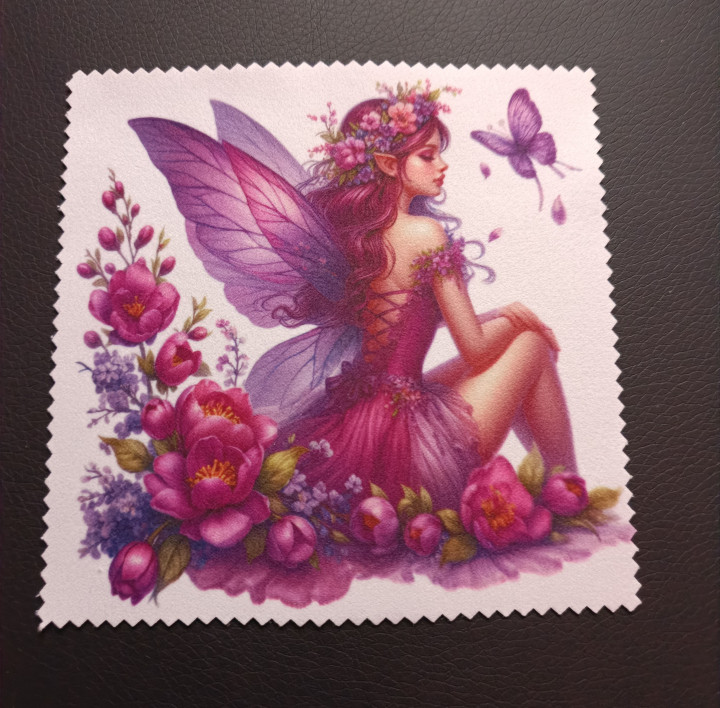 Lingette microfibre illustrée d'une fée aux ailes violettes assise au milieu de fleurs roses