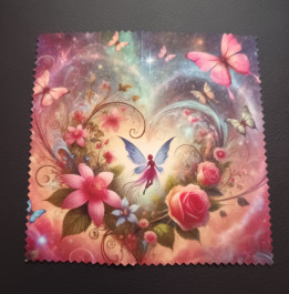 Lingette microfibre carrée dentelée illustrée d'une fée ailée entourée de fleurs et de papillons