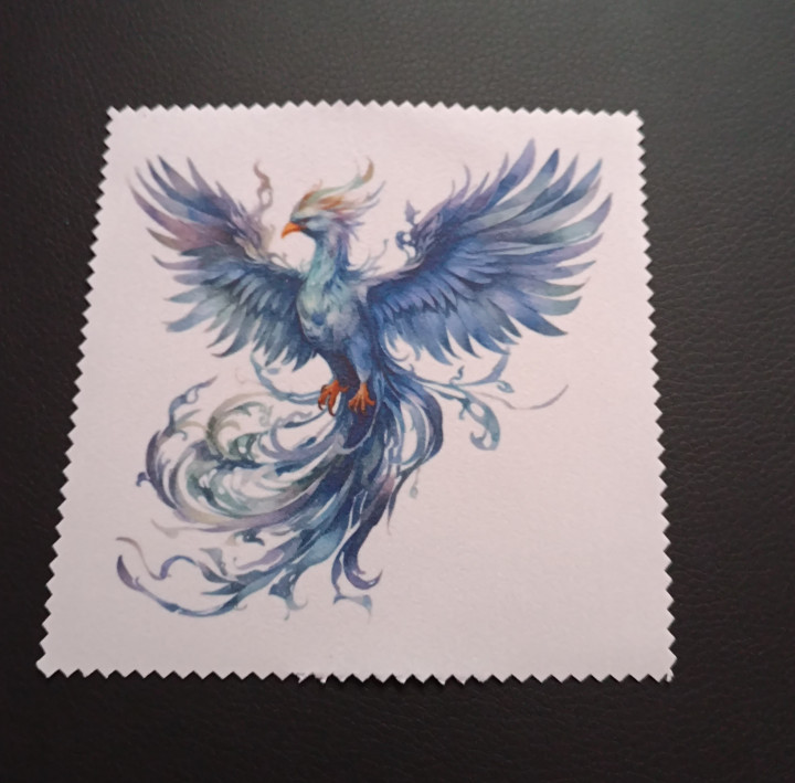 Lingette microfibre blanche à bords dentelés ornée d'un oiseau fantastique bleu style aquarelle