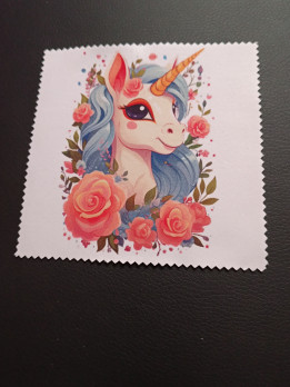 Lingette microfibre blanche dentelée avec illustration d'une licorne et de roses