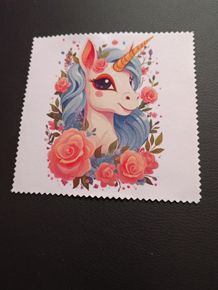 Lingette microfibre blanche dentelée avec illustration d'une licorne et de roses