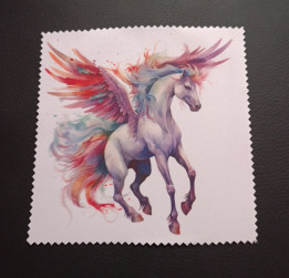 Lingette microfibre blanche à bords dentelés ornée d'un cheval ailé multicolore façon aquarelle
