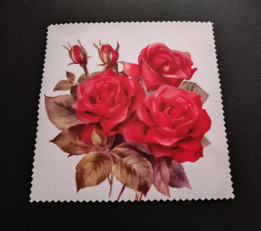 Lingette microfibre carrée à bords crantés ornée d'un bouquet de roses rouges