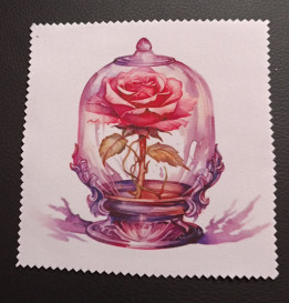 Lingette microfibre blanche à bords dentelés ornée d'une rose rouge sous une cloche en verre