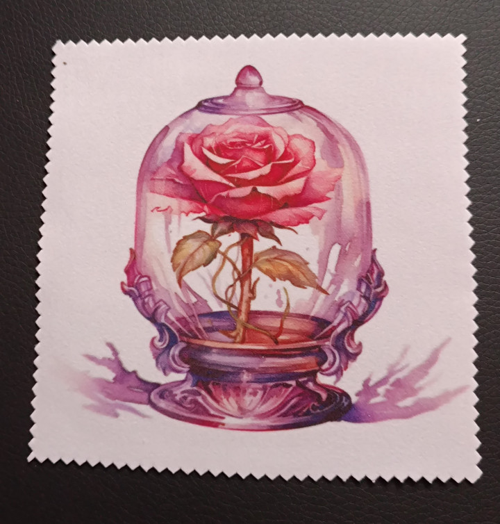 Lingette microfibre blanche à bords dentelés ornée d'une rose rouge sous une cloche en verre