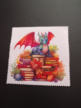 Lingette microfibre blanche ornée d'un petit dragon coloré perché sur une pile de livres anciens