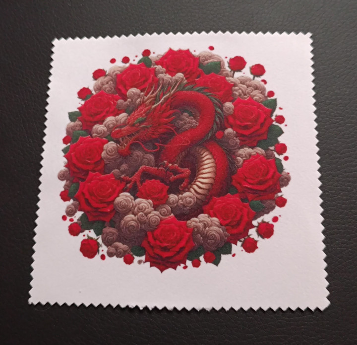 Lingette microfibre blanche ornée d'un dragon rouge entouré de roses et de nuages