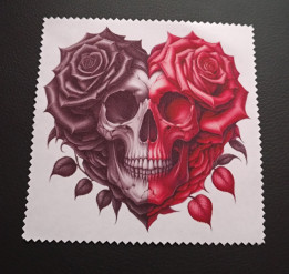 Lingette microfibre blanche aux bords crantés avec un dessin de crâne et de roses formant un cœur rouge et gris