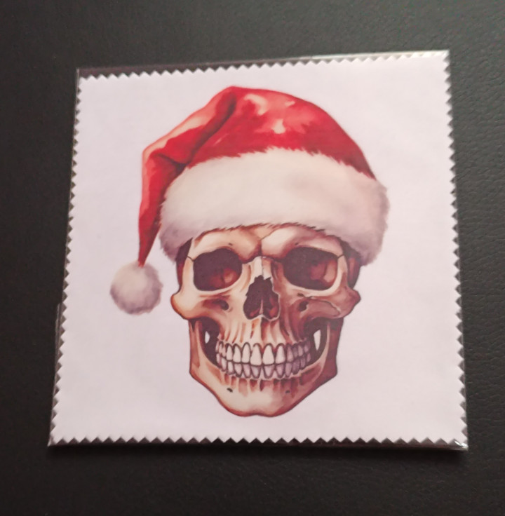 Lingette microfibre blanche avec illustration d'un crâne portant un bonnet de Noël rouge
