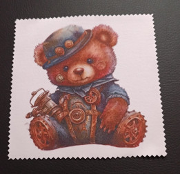 Lingette microfibre carrée blanche aux bords dentelés ornée d'un ourson en peluche style steampunk avec chapeau et rouages cuivr