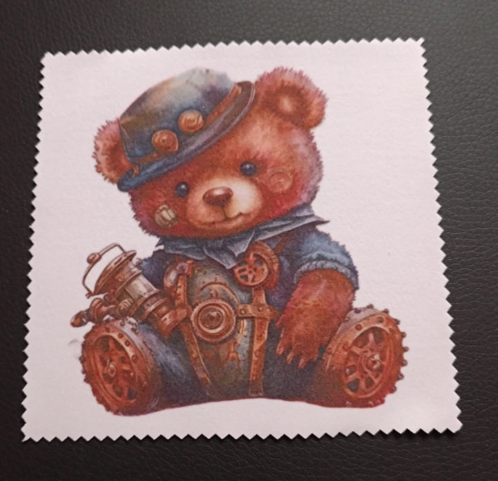 Lingette microfibre carrée blanche aux bords dentelés ornée d'un ourson en peluche style steampunk avec chapeau et rouages cuivr