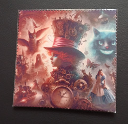 Lingette microfibre illustrée d'un univers fantastique avec personnage au chapeau steampunk, horloge et chat souriant