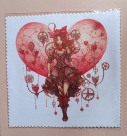Lingette microfibre blanche illustrée d'une femme en tenue victorienne, grand cœur rouge et rouages steampunk