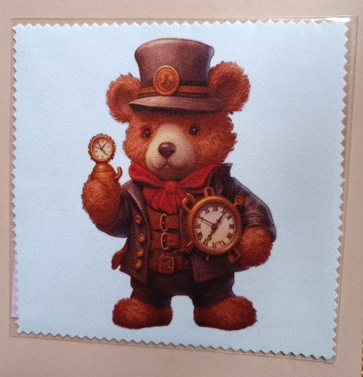 Lingette microfibre bleu clair illustrée d'un petit ours brun en costume victorien steampunk avec haut-de-forme et cadrans d'hor