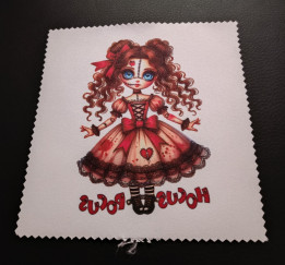Lingette microfibre blanche à bords crantés ornée d'une illustration de poupée gothique aux yeux bleus et robe rouge à dentelle