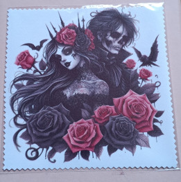 Lingette microfibre illustrée d'un couple gothique et de roses sombres