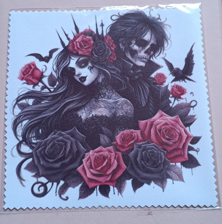 Lingette microfibre illustrée d'un couple gothique et de roses sombres