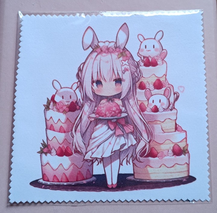 Lingette microfibre blanche avec bords dentelés illustrée d'une fillette aux oreilles de lapin et de gâteaux aux fraises