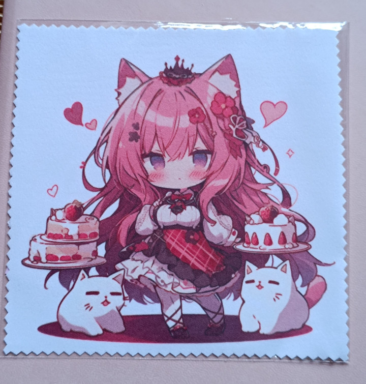 Lingette microfibre carrée illustrée d'un personnage chibi à oreilles de chat avec des gâteaux et deux chats blancs