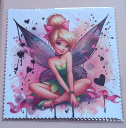 Lingette microfibre illustrée d'une fée blonde assise avec robe verte et ailes sombres sur fond rose