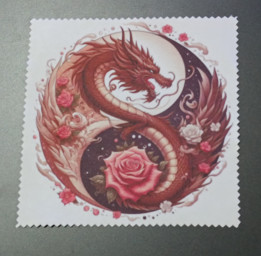 Lingette microfibre blanche imprimée d'un dragon rouge et d'une rose dans un cercle yin-yang aux bords dentelés