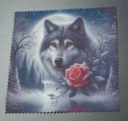 Lingette microfibre illustrée avec un loup gris, une pleine lune et une rose rose
