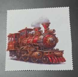 Lingette microfibre blanche ornée d'une locomotive à vapeur rouge et cuivrée