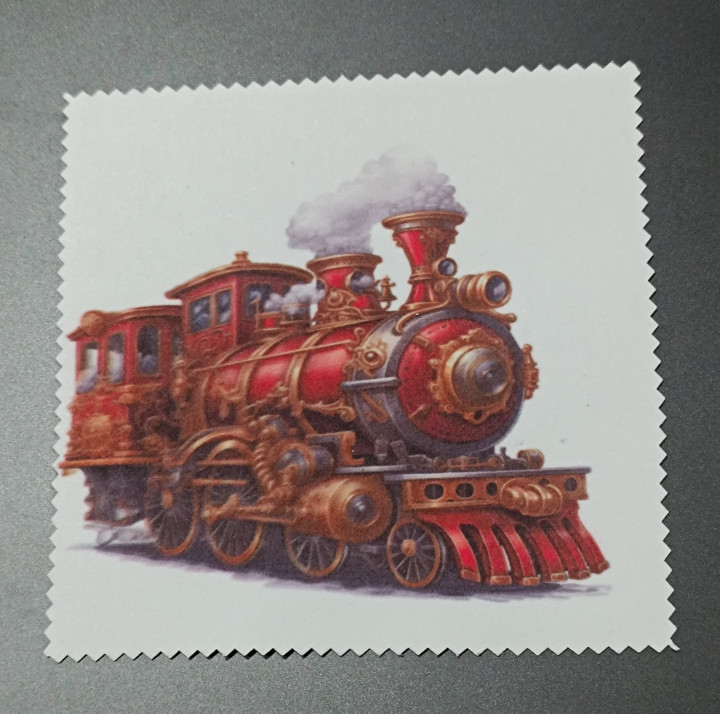 Lingette microfibre blanche ornée d'une locomotive à vapeur rouge et cuivrée