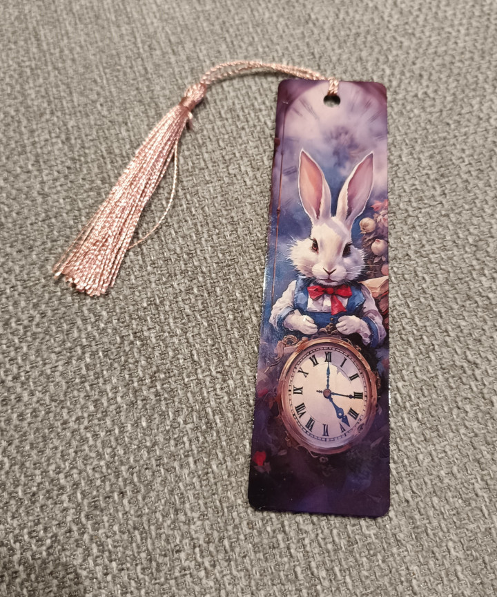 Marque-page illustré d'un lapin blanc en tenue rétro avec une horloge ancienne et pompon rose