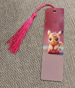Marque-page illustré d'une adorable petite créature avec une fleur sur la tête et un pompon rose vif