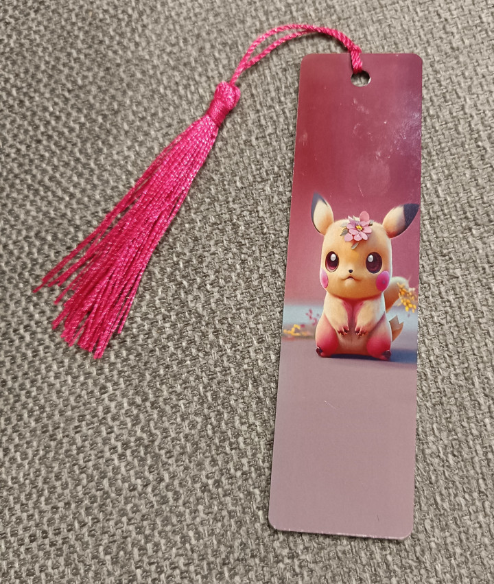 Marque-page illustré d'une adorable petite créature avec une fleur sur la tête et un pompon rose vif