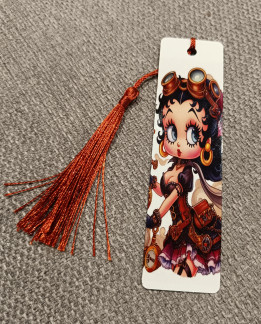 Marque-page blanc illustré d'une figurine rétro style steampunk avec un pompon cuivré