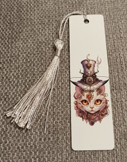 Marque-page blanc illustré d'un chat coiffé d'un chapeau steampunk à engrenages avec pompon argenté