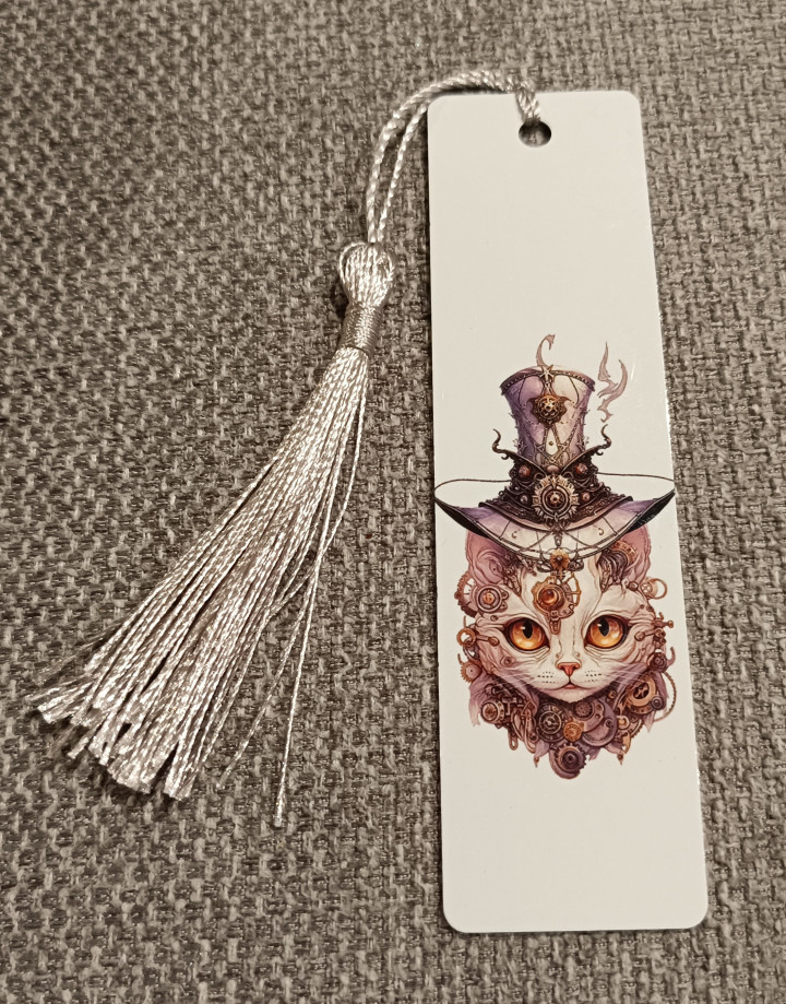 Marque-page blanc illustré d'un chat coiffé d'un chapeau steampunk à engrenages avec pompon argenté