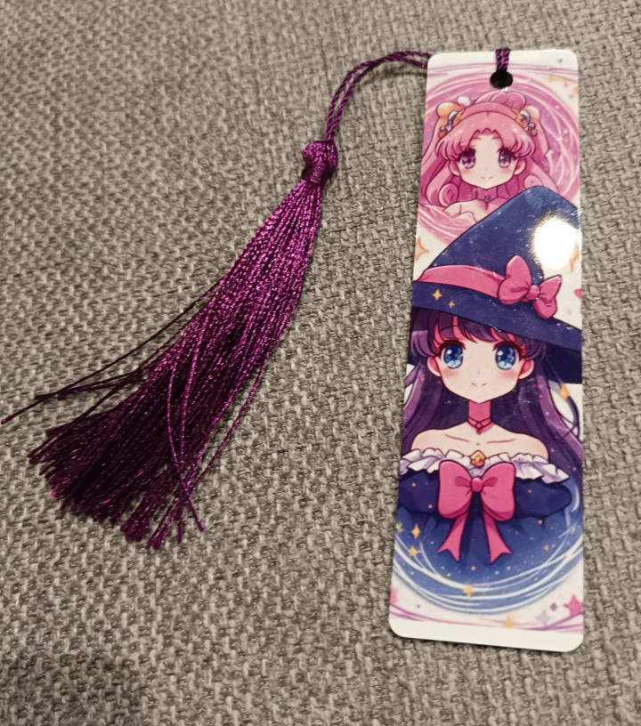 Marque-page illustré d'une jeune sorcière style manga avec un pompon violet