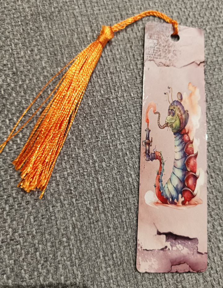 Marque-page illustré d'une chenille fantastique fumant une pipe avec un pompon orange