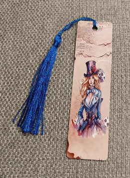 Marque-page illustré d'une femme au chapeau haut-de-forme avec cartes à jouer et pompon bleu