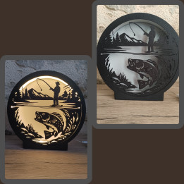 Lampe veilleuse ronde noire avec silhouette découpée d'un pêcheur et d'un poisson, montrée éteinte et allumée