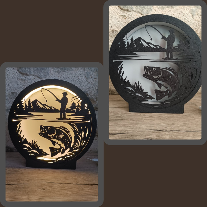 Lampe veilleuse ronde noire avec silhouette découpée d'un pêcheur et d'un poisson, montrée éteinte et allumée