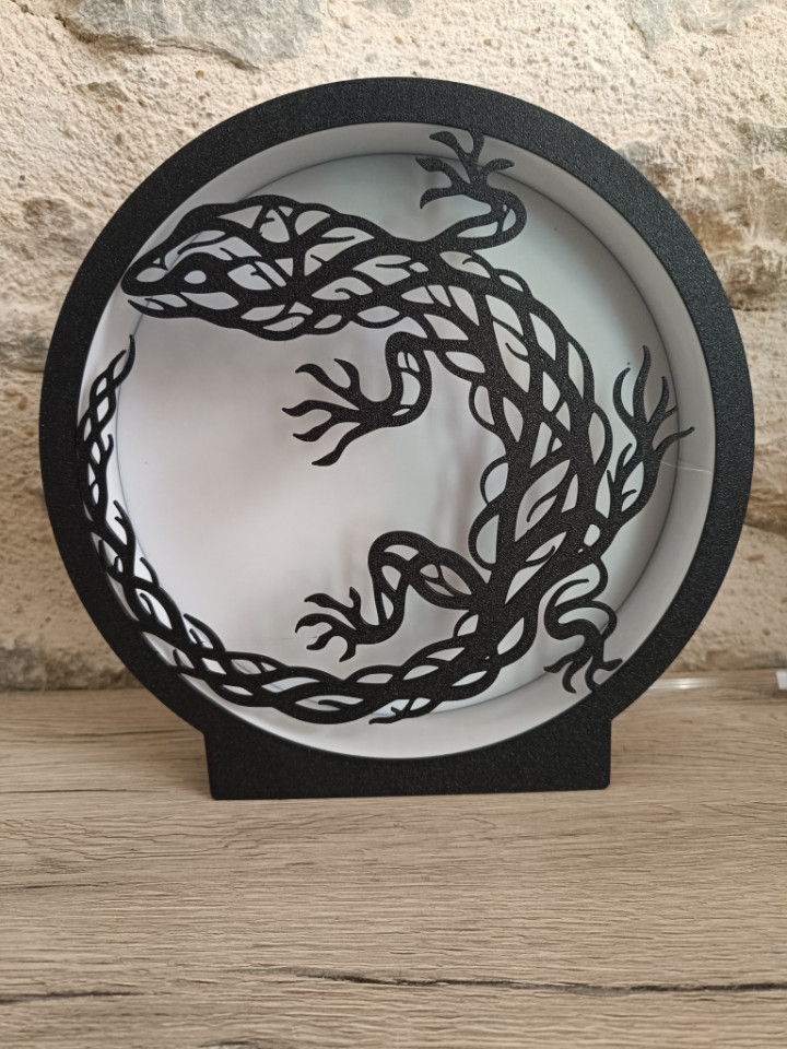 Lampe ronde silhouette de lézard ajouré - Chez Chlothi