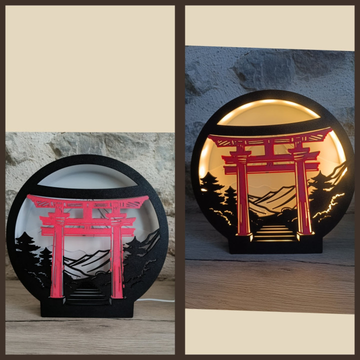 Lampe circulaire avec silhouette de porte torii rouge et paysage asiatique, montrée éteinte et allumée