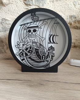 Lampe décorative ronde noire et blanche représentant un navire pirate stylisé avec ses voiles