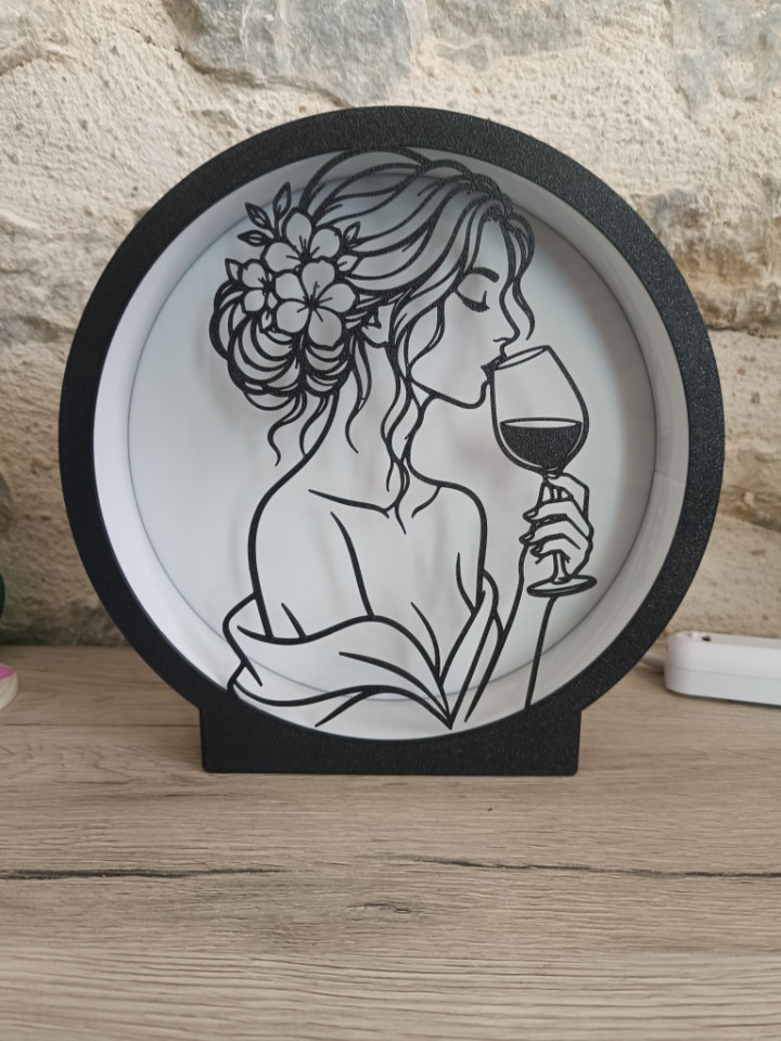 Lampe ronde lumineuse noire avec silhouette d'une femme buvant un verre de vin