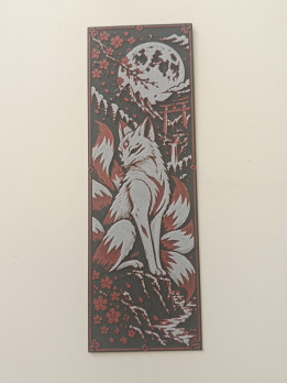 Marque-page rectangulaire en impression 3D noir, blanc et rouge avec un renard à plusieurs queues sous la pleine lune