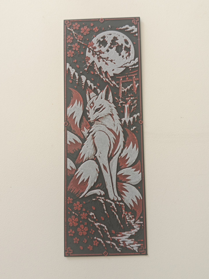 Marque-page rectangulaire en impression 3D noir, blanc et rouge avec un renard à plusieurs queues sous la pleine lune