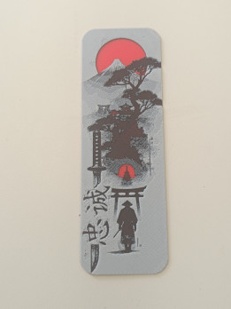 Marque-page en impression 3D gris représentant un guerrier japonais sous un torii avec un soleil rouge