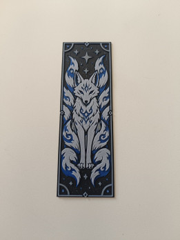 Marque-page rectangulaire en impression 3D avec renard mystique à plusieurs queues et étoiles en bleu et gris
