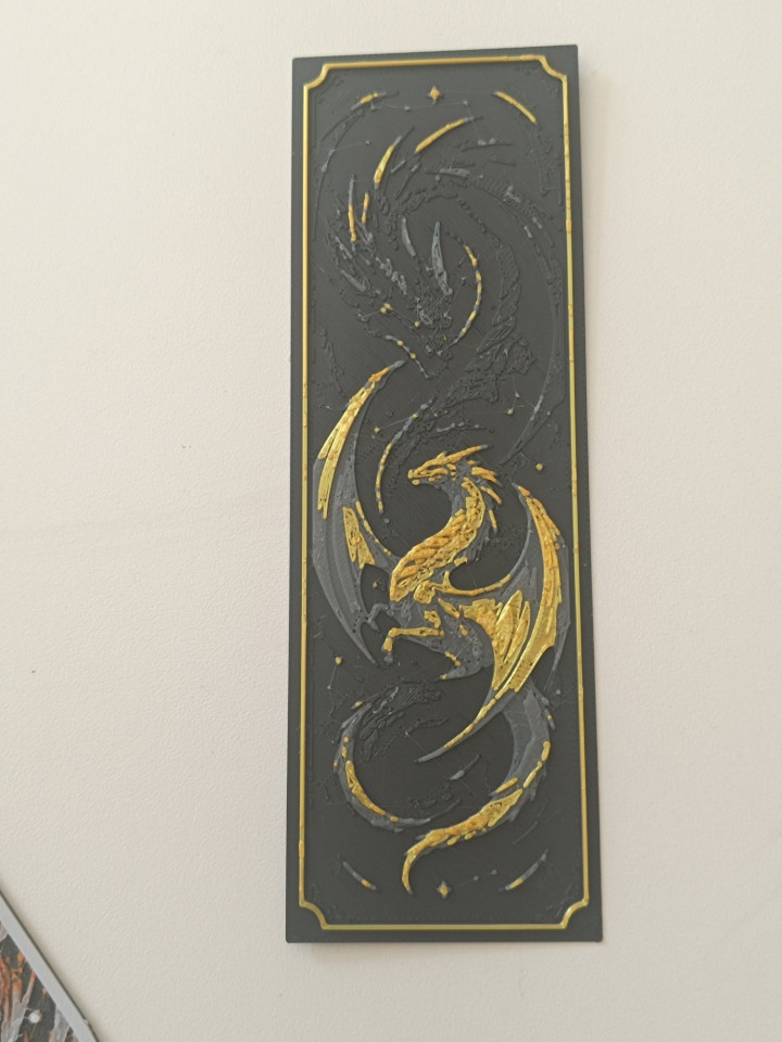 Plaque décorative rectangulaire en impression 3D avec motifs de dragons noirs et dorés