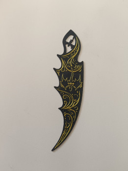 Marque-page plat noir en forme de dague fantastique orné de motifs dorés